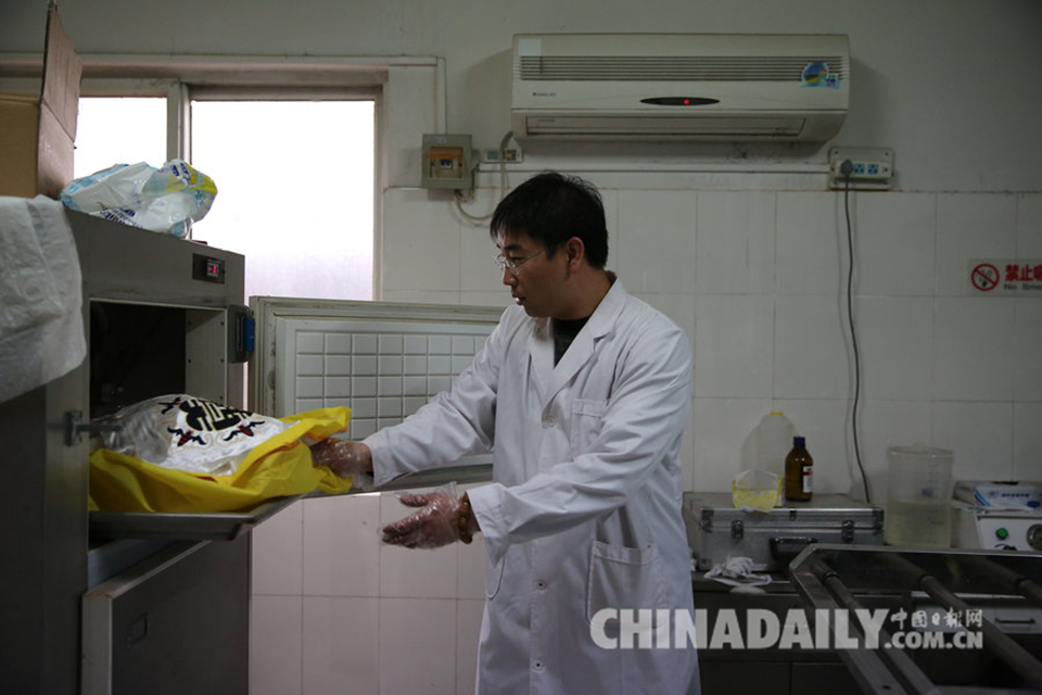 1 أبريل 2015، تيانجين، بعد أيام ستقوم الجامعة والأولياء بإقامة مراسم الوداع لطالب أجنبي توفي مؤخرا. وقد قام شيو تشيانغ مسبقا بإستلام الجثمان من الغرفة المثلجة.