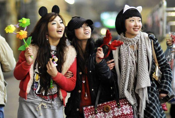 صور تكشف عن تغيرات الأزياء الصينية خلال مائة سنة