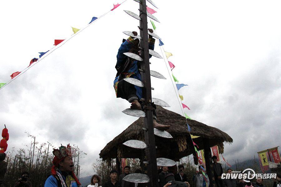 فنانون شعبيون يعرضون مهارتهم الفريدة في تسلق "جبل سكاكين"