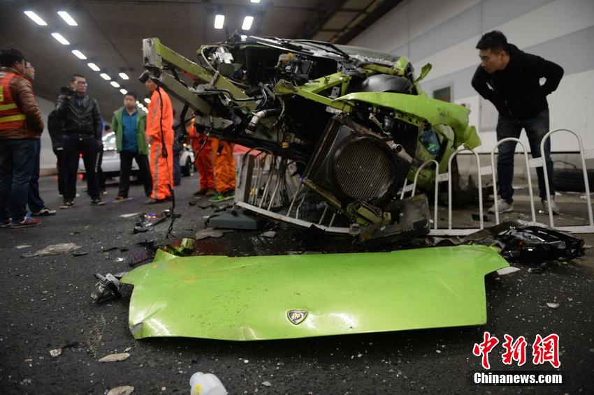 حادث إصطدام بين سيارة فيراري ولامبورغيني في بكين