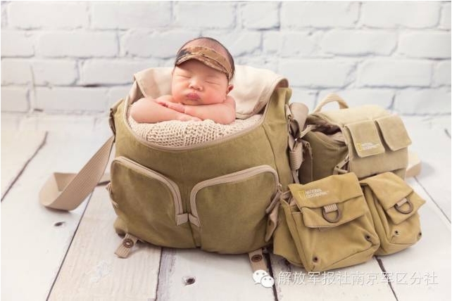 صور ظريفة.. مولود جديد يلبس الأزياء العسكرية