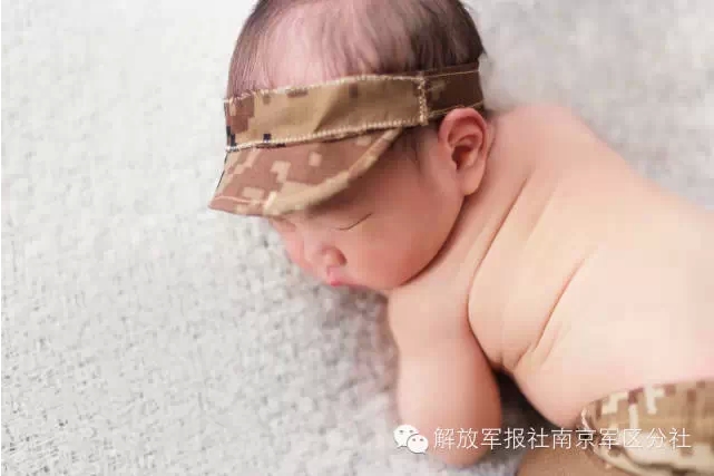 صور ظريفة.. مولود جديد يلبس الأزياء العسكرية