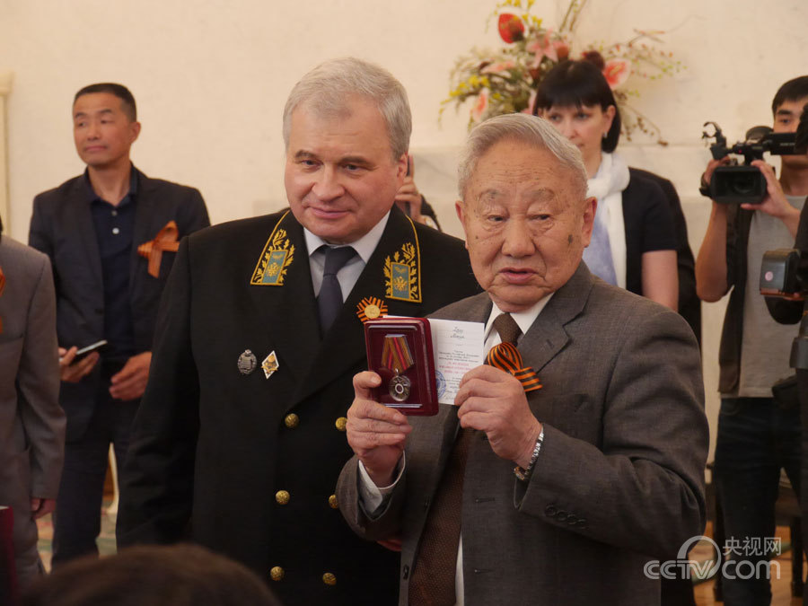 سفارة روسيا لدى الصين تمنح الأوسمة التذكارية لـ32 صينيا بمناسبة إحياء الذكرى الـ70 لانتصار الحرب العالمية الثانية