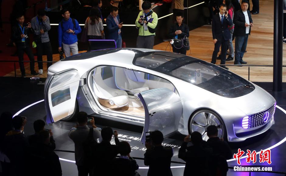 مفهوم السيارة بدون سائق يلفت الأنظار في  معرض شانغهاي الدولي للسيارات