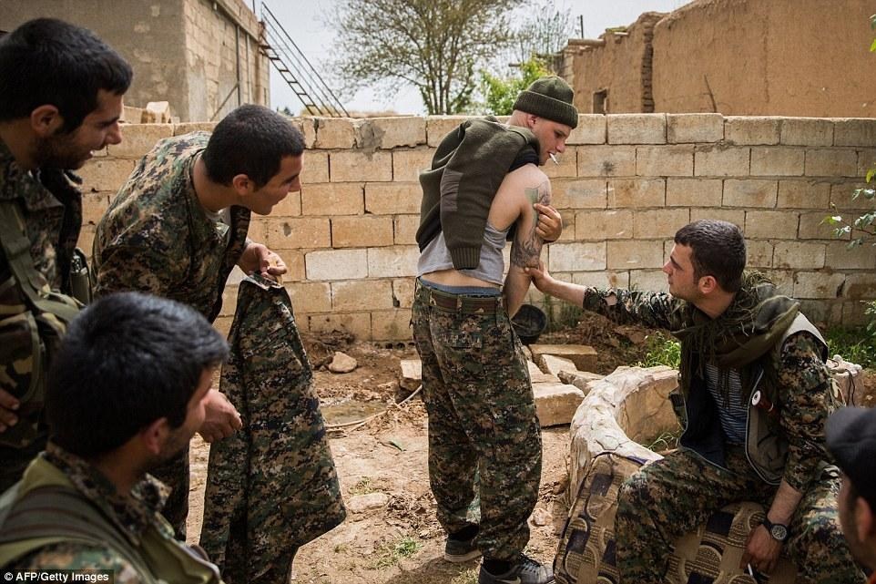سوريا تحارب " الدولة الاسلامية" بمساعدة جنود اجانب بما فيهم آسيويين　