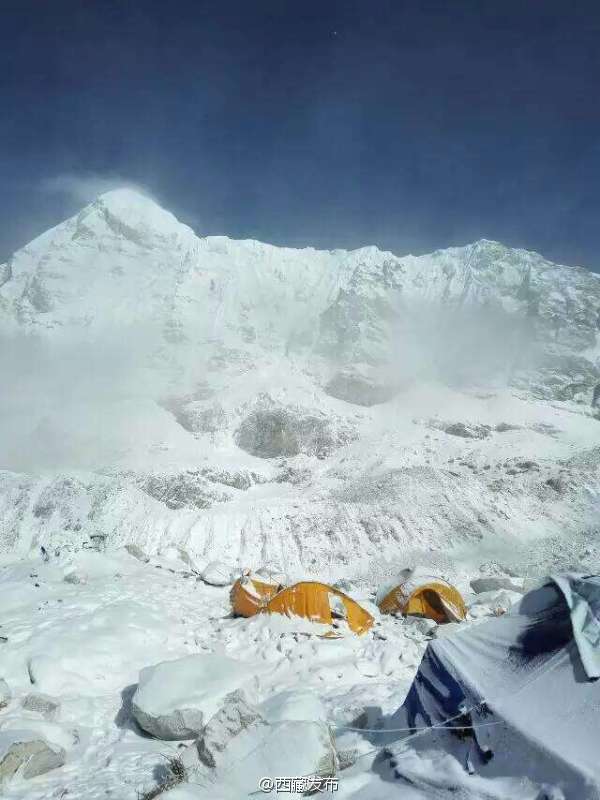 مشاهد هروب المغامرين من الإنهيارات الثلجية على قمة الهيمالايا