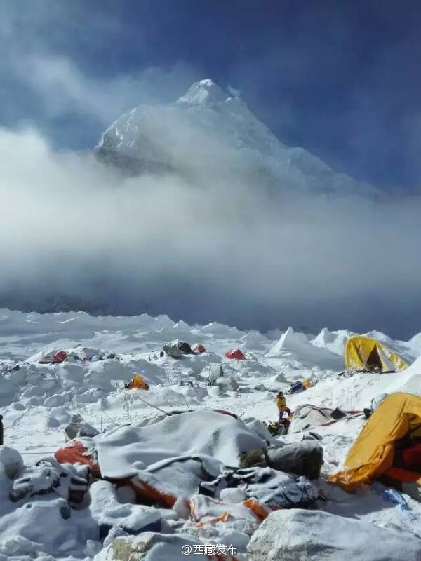 مشاهد هروب المغامرين من الإنهيارات الثلجية على قمة الهيمالايا