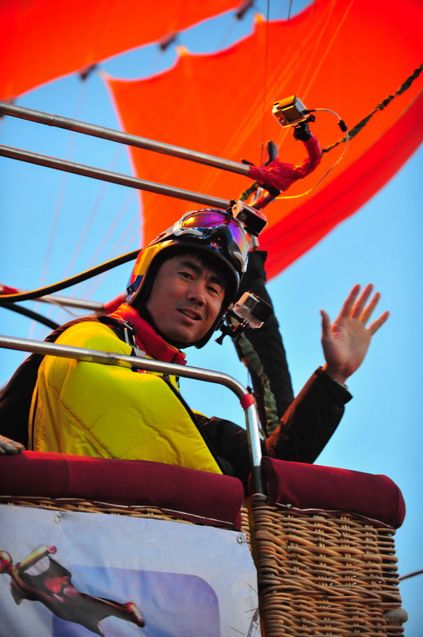 رجل صيني نجح في تحدى الطيران اللاهوائي ببذلة الأجنحة على ارتفاع 8150 مترا 