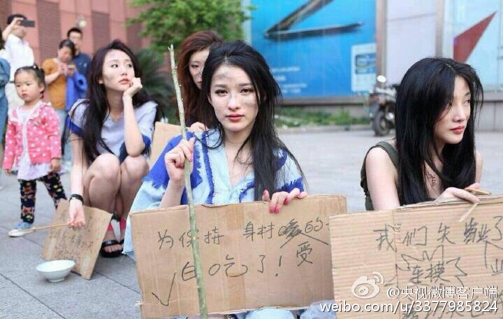 عارضات الأزياء يحتججن على منعهن من المشاركة في معرض شانغهاي للسيارات