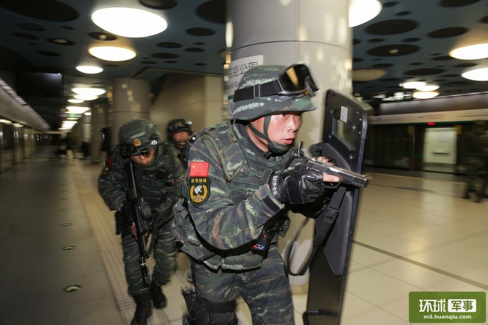 شرطة مسلحة صينية تجرى تدريبات على مكافحة عمليات الخطف في مترو انفاق