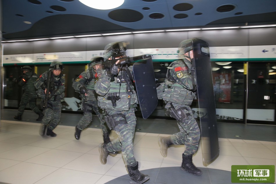شرطة مسلحة صينية تجرى تدريبات على مكافحة عمليات الخطف في مترو انفاق