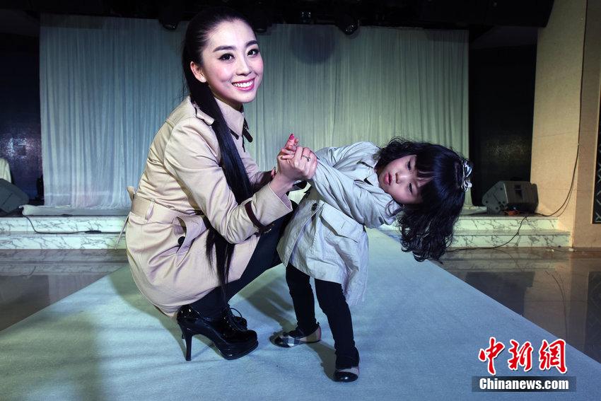 أم صينية تنظم لابنتها معرضا للأزياء الفاخرة