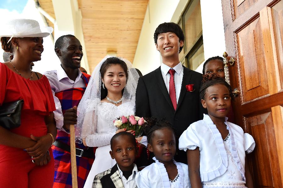 إقامة حفلة الزفاف الصينية في موقع البناء بافريقيا