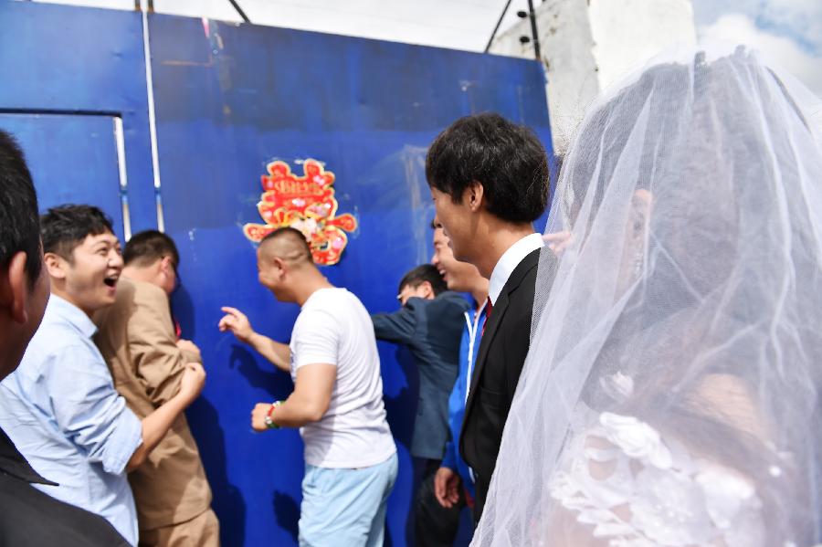 إقامة حفلة الزفاف الصينية في موقع البناء بافريقيا