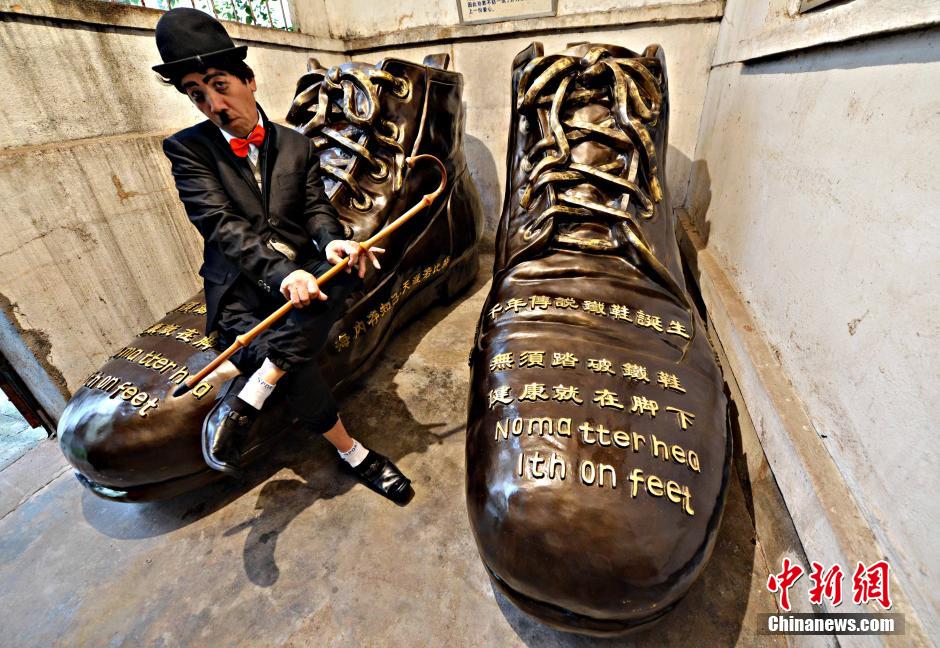 الكشف عن أكبر أحذية النحاس في العالم 