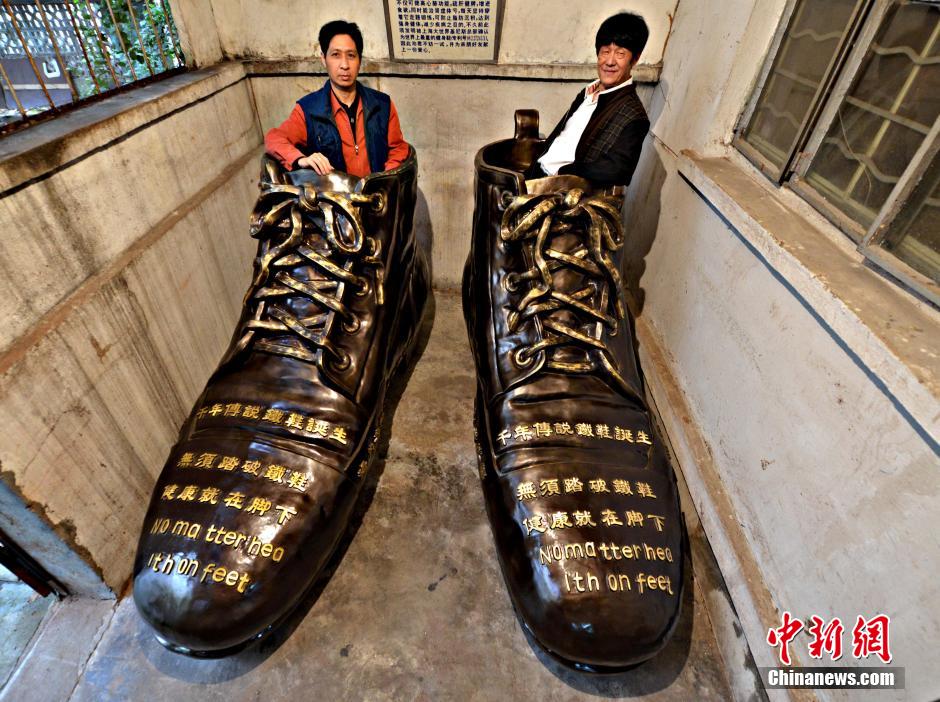 الكشف عن أكبر أحذية النحاس في العالم 