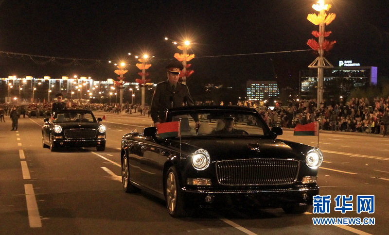 سيارات "هونغتشي" تظهر في بروفة الاستعراض في روسيا البيضاء