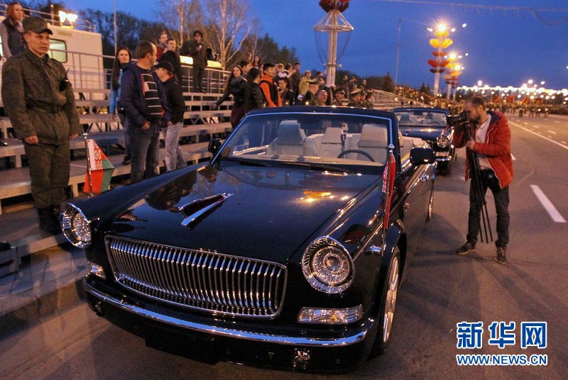 سيارات "هونغتشي" تظهر في بروفة الاستعراض في روسيا البيضاء