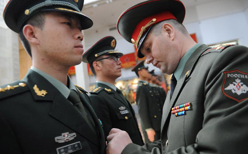 منح ميداليات لحرس الشرف الصينى قبل استعراض عسكرى روسى