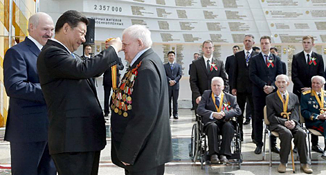 الرئيس الصيني يكرم المحاربين القدامى بالحرب العالمية الثانية في بيلاروس