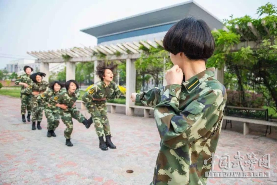 صور خريجات المدارس العسكرية تجمع بين البطولة واللطف