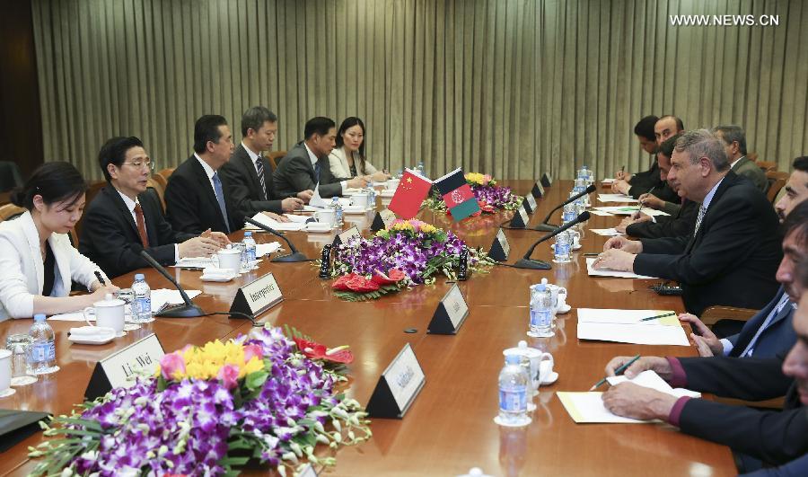 الصين وأفغانستان تتعهدان بتعزيز التعاون لضمان بيئة تجارية آمنة