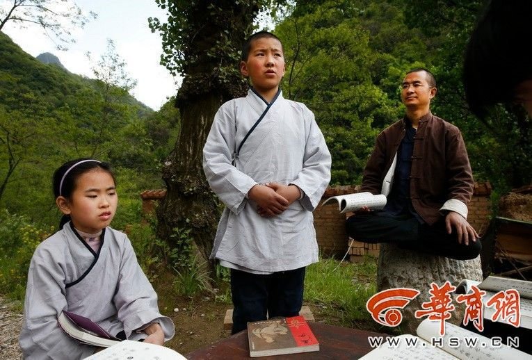 مدرسة تقليدية في أدغال الجبال، تعلم الطب الصيني والرماية