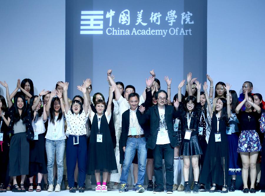 انعقاد أسبوع الموضة الدولي للطلبة الجامعيين في بكين