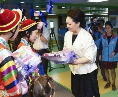بنغ لي يوان تزور الأطفال المصابين بالتوحد