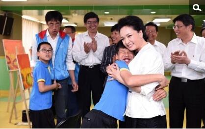بنغ لي يوان تزور الأطفال المصابين بالتوحد