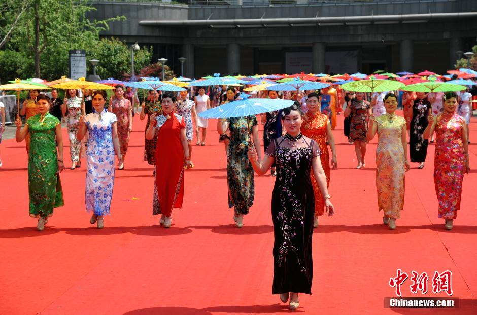 150 ألف إمرأة يعرضن فساتين "الشيونغسام" الصينية في جميع أنحاء العالم