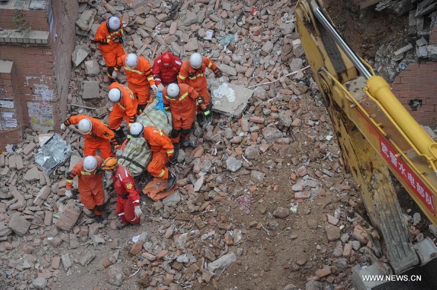 انتشال 5 جثث من حطام مبنى سكنى منهار جنوب غربي الصين