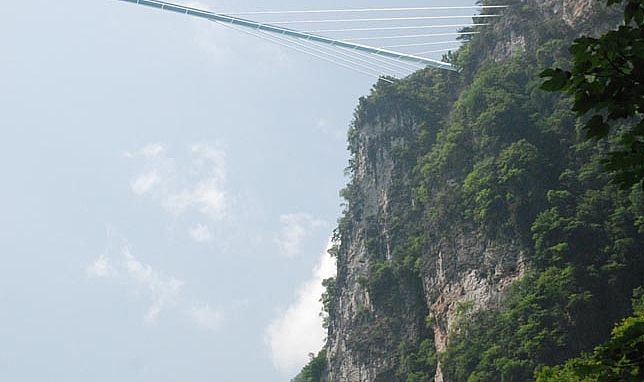 افتتاح أطول وأعلى جسر زجاجي شفاف في العالم أمام الزوار في يوليو 