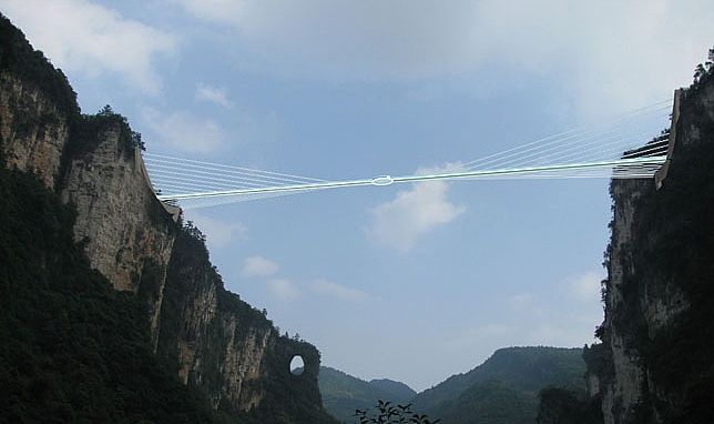 افتتاح أطول وأعلى جسر زجاجي شفاف في العالم أمام الزوار في يوليو 