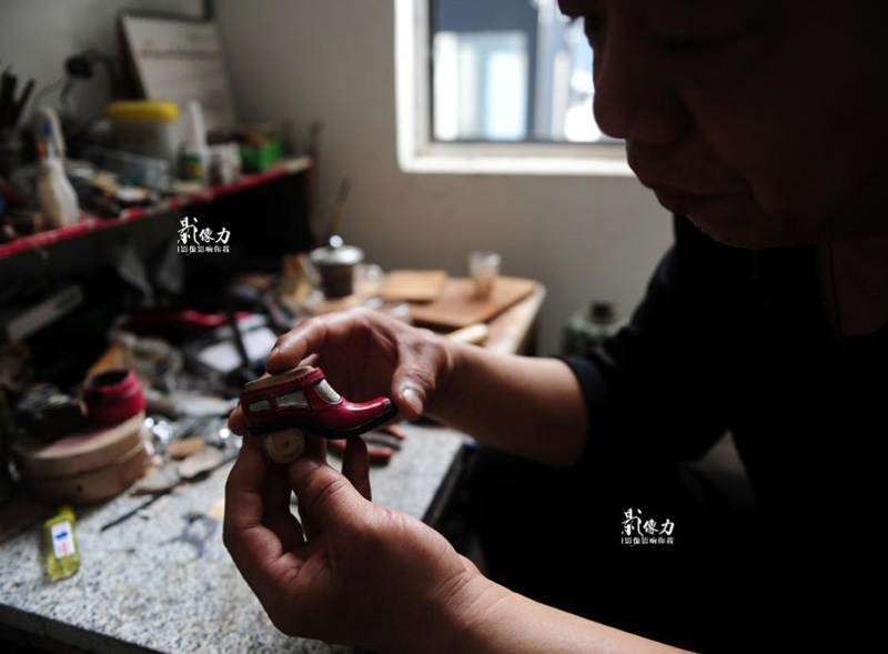 فن تقليدي صيني فريد: عالم الأحذية الجلدية الصغيرة