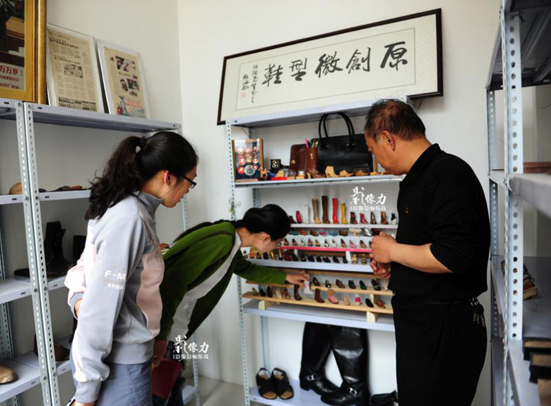 فن تقليدي صيني فريد: عالم الأحذية الجلدية الصغيرة