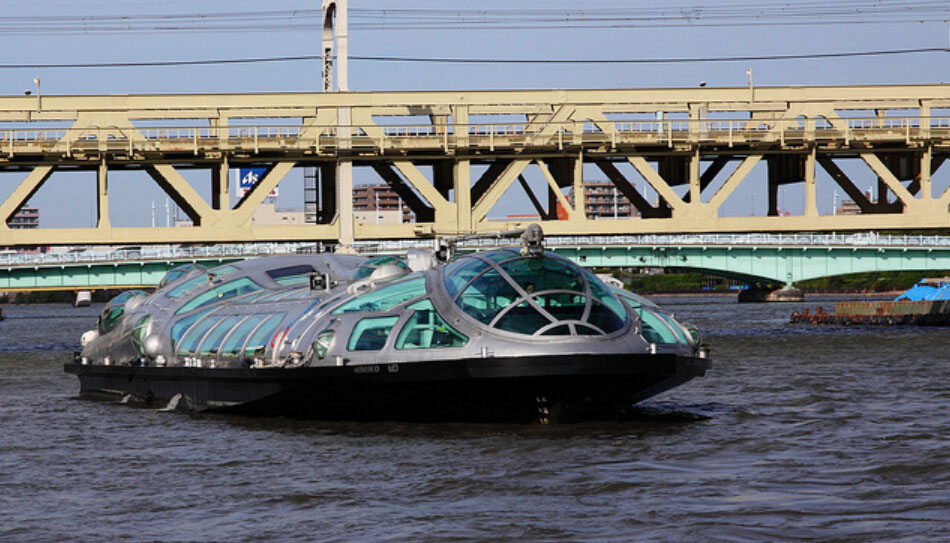 رسام كاريكاتير ياباني كبير يصمم حافلة مائية مثل مركب الفضاء 