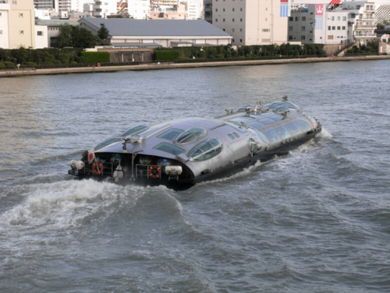 رسام كاريكاتير ياباني كبير يصمم حافلة مائية مثل مركب الفضاء 