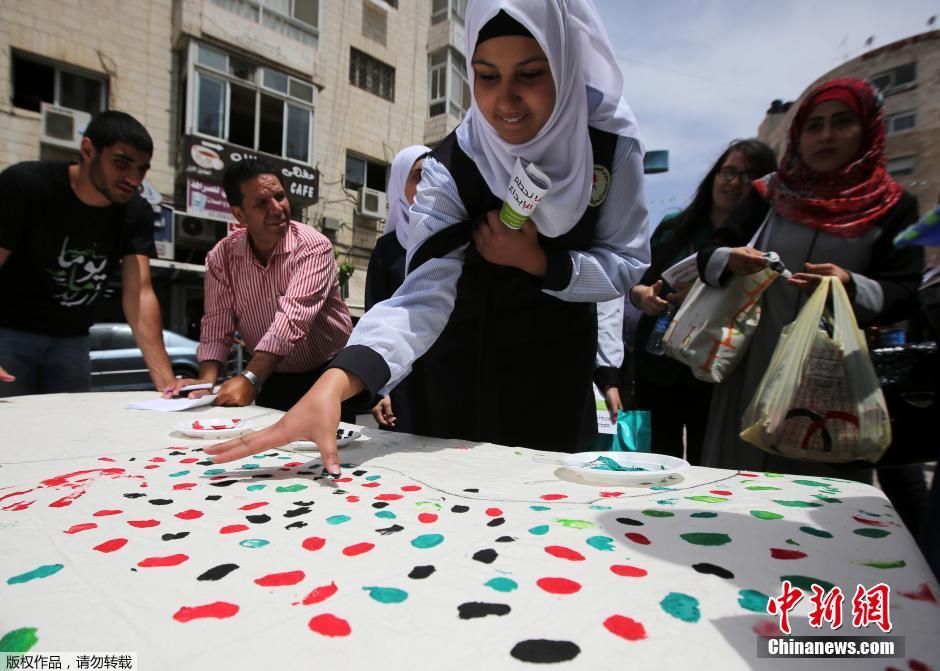 الشعب الفلسطيني يرسم الخريطة ببصمات الأيدي لتسجيل الرقم القياسي العالمي