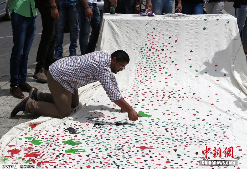 الشعب الفلسطيني يرسم الخريطة ببصمات الأيدي لتسجيل الرقم القياسي العالمي