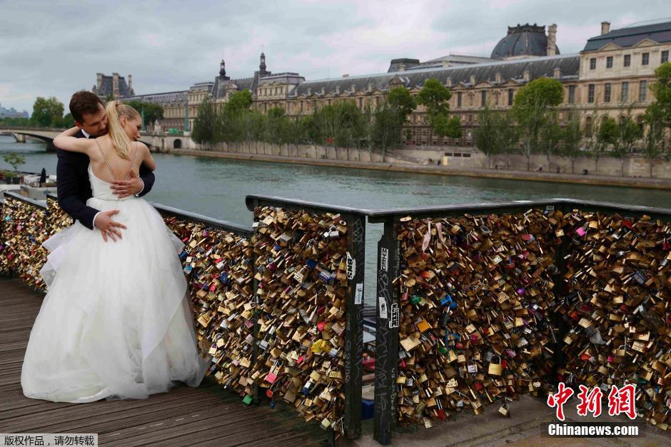 باريس ستغلق "جسر أقفال الحب" وتفتح كل الأقفال