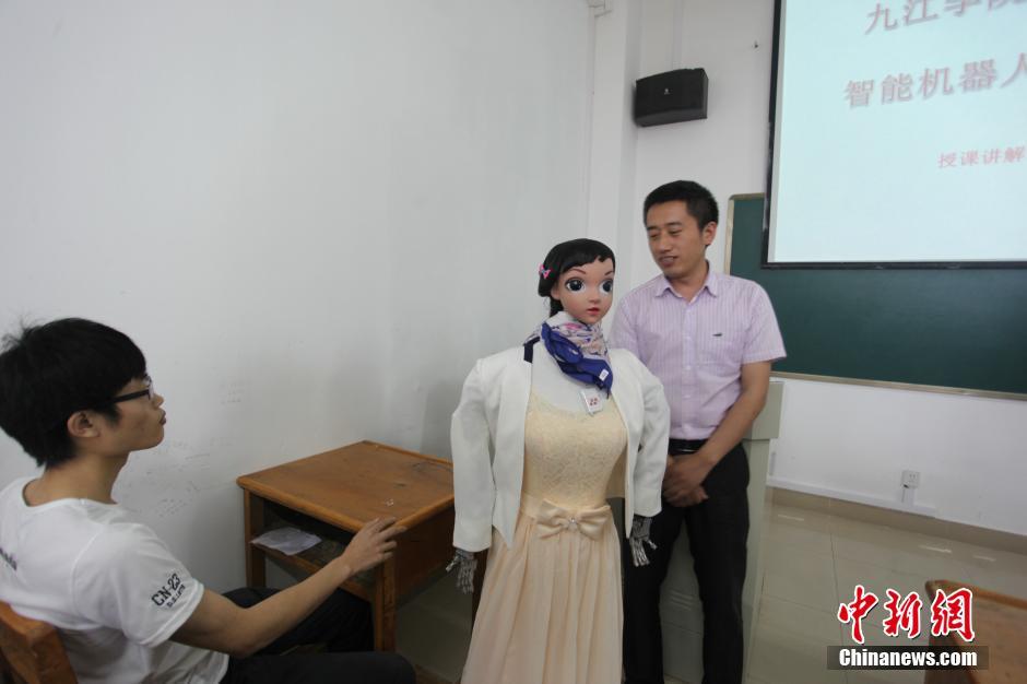 روبوت حسناء تلقي محاضرات في جامعة بمقاطعة جيانغشى الصينية