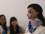 روبوت حسناء تلقي محاضرات في جامعة بمقاطعة جيانغشى الصينية