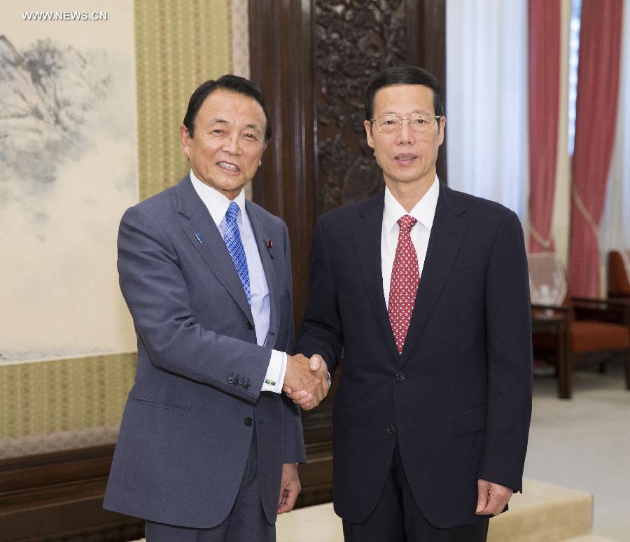 نائب رئيس مجلس الدولة الصيني يجتمع مع نائب رئيس الوزراء الياباني