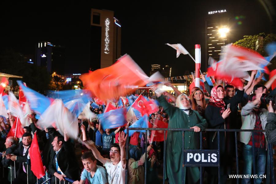 تليفزيون: حزب العدالة والتنمية الحاكم في تركيا يتصدر الانتخابات، واحتمالات بخسارته الاغلبية البرلمانية