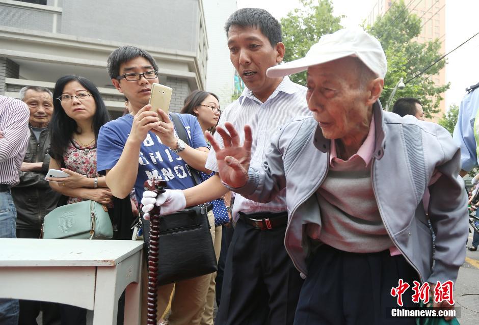 مسن صيني عن عمر يناهز 86 عاما يشارك في امتحان القبول في الجامعة