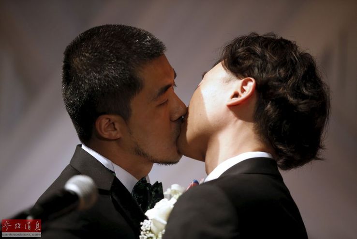 المثليون الصينيون ينظمون حفل زفاف جماعي فى أمريكا