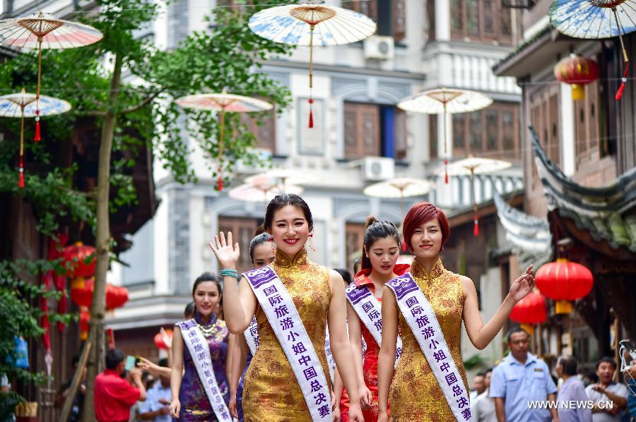 إقامة حفلة افتتاح الدورة الأولى لمهرجان السياحة لمدينة آن جيوي القديمة بتشونغتشينغ