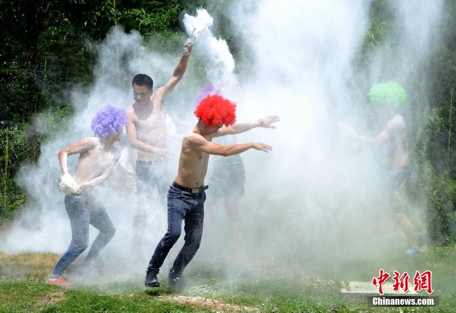 "حرب الدقيق" فى الصين للتخفيف عن ضغوط الشباب