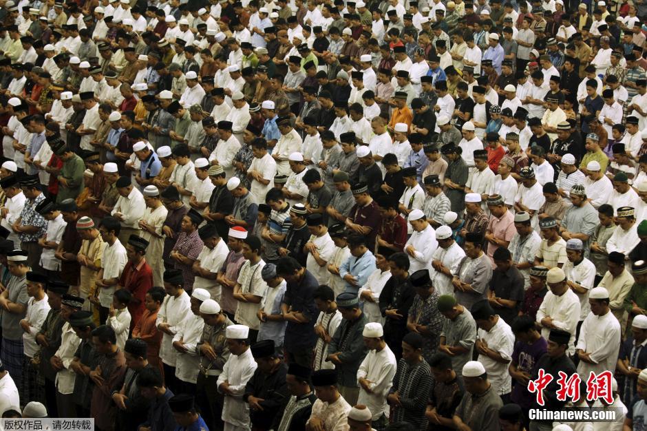 المسلمون يستقبلون شهر رمضان في مختلف أنحاء العالم